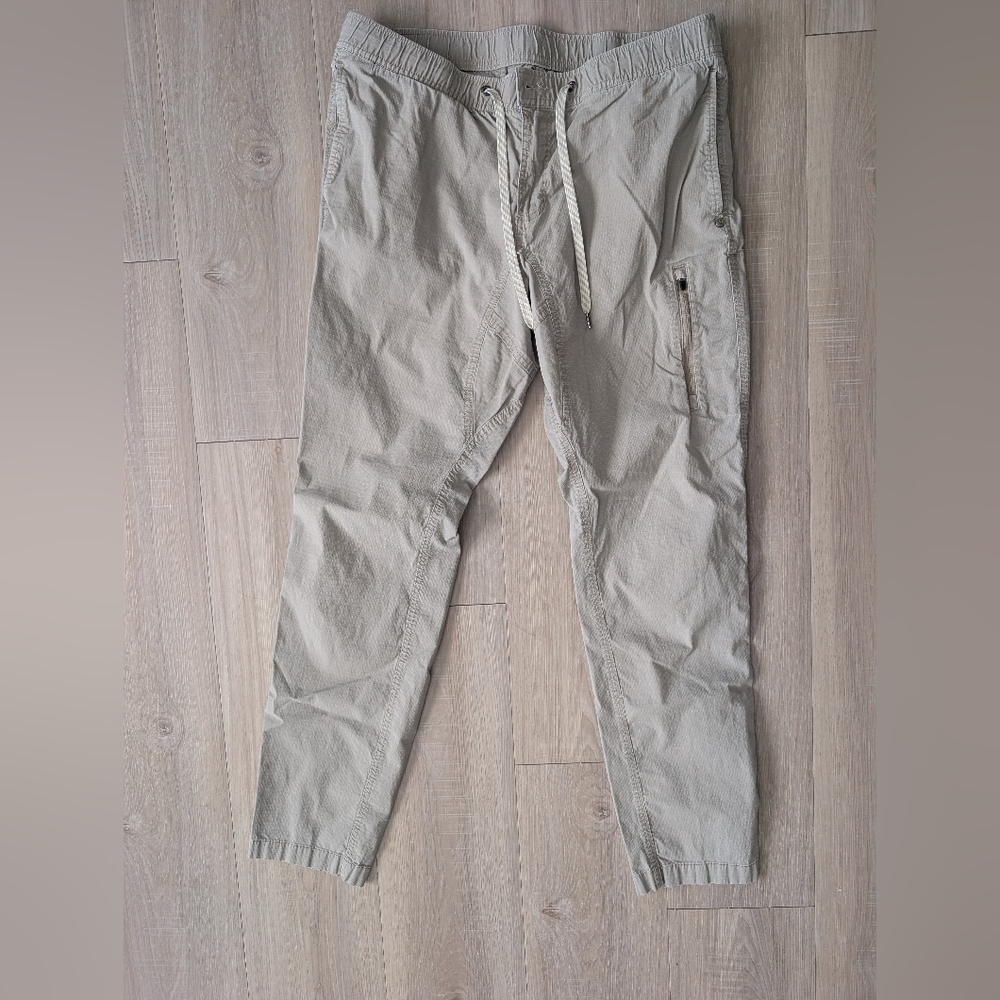 Vuori Men's Cargo Joggers in Light Tan - Picture 6 of 6